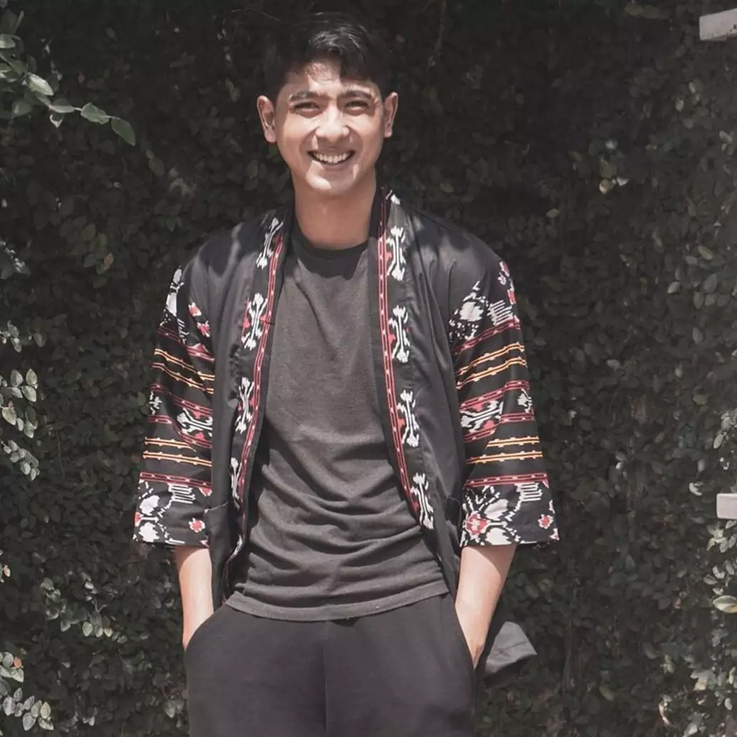 6 Adu gaya Arya Saloka dan adiknya, suka tampil santai