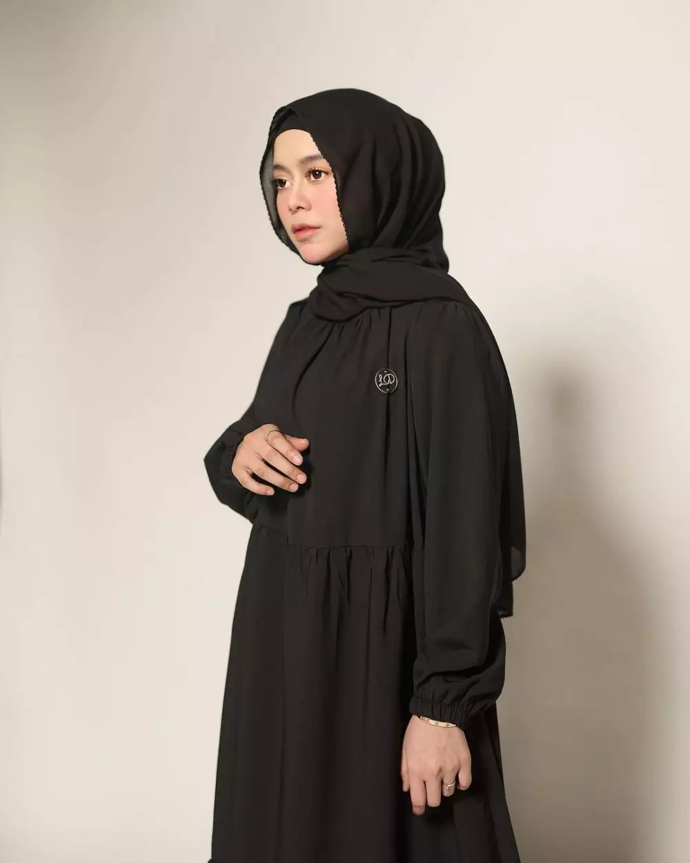 Beda gaya Lesty Kejora dan Nadya Mustika dengan gamis © Instagram