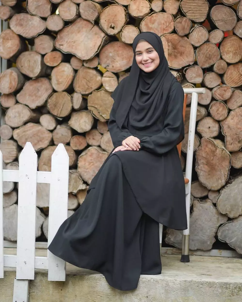 Beda gaya Lesty Kejora dan Nadya Mustika dengan gamis © Instagram