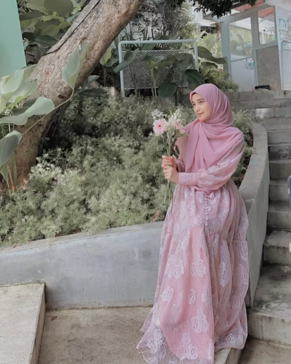 Beda gaya Lesty Kejora dan Nadya Mustika dengan gamis © Instagram