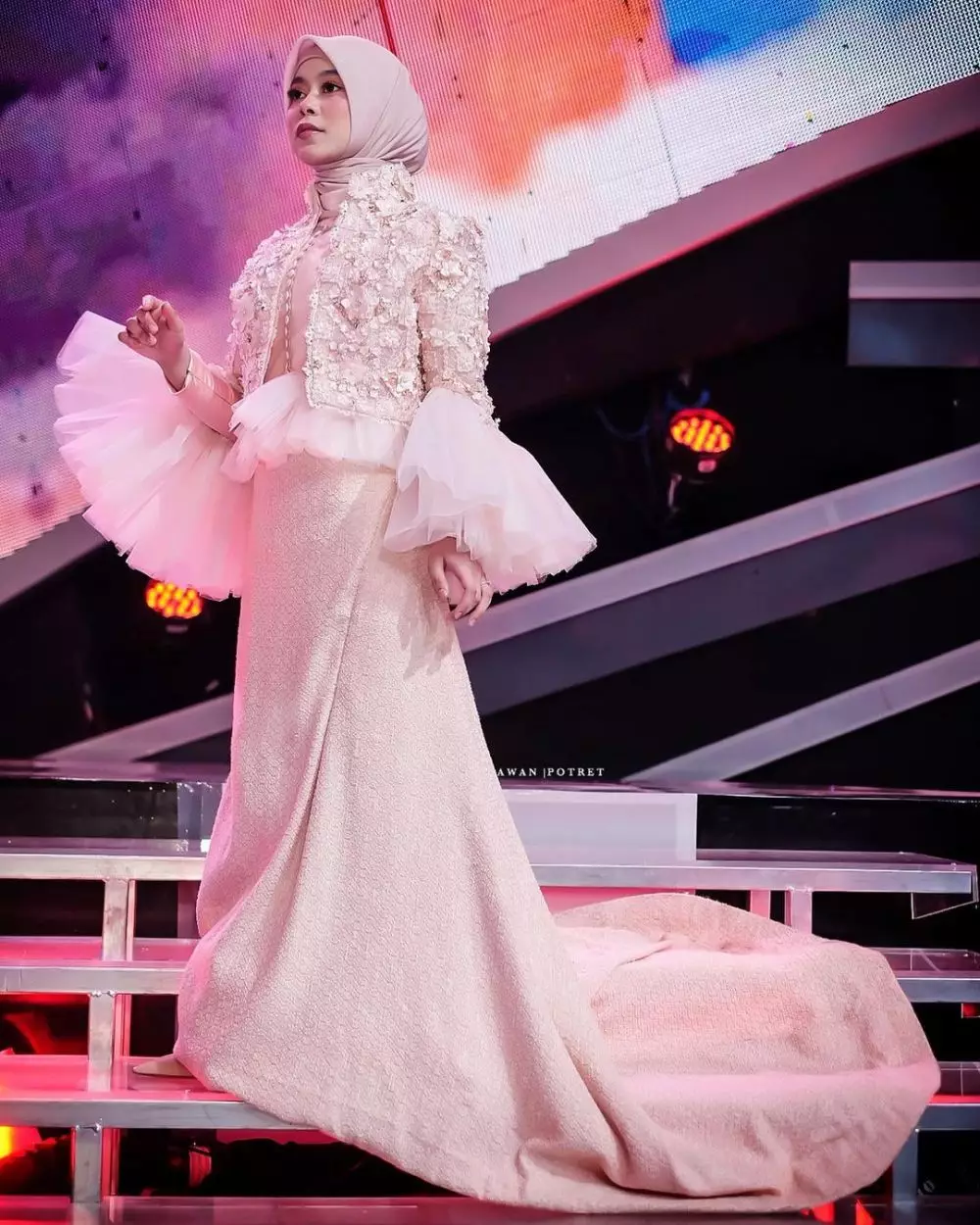 Beda gaya Lesty Kejora dan Nadya Mustika dengan gamis © Instagram