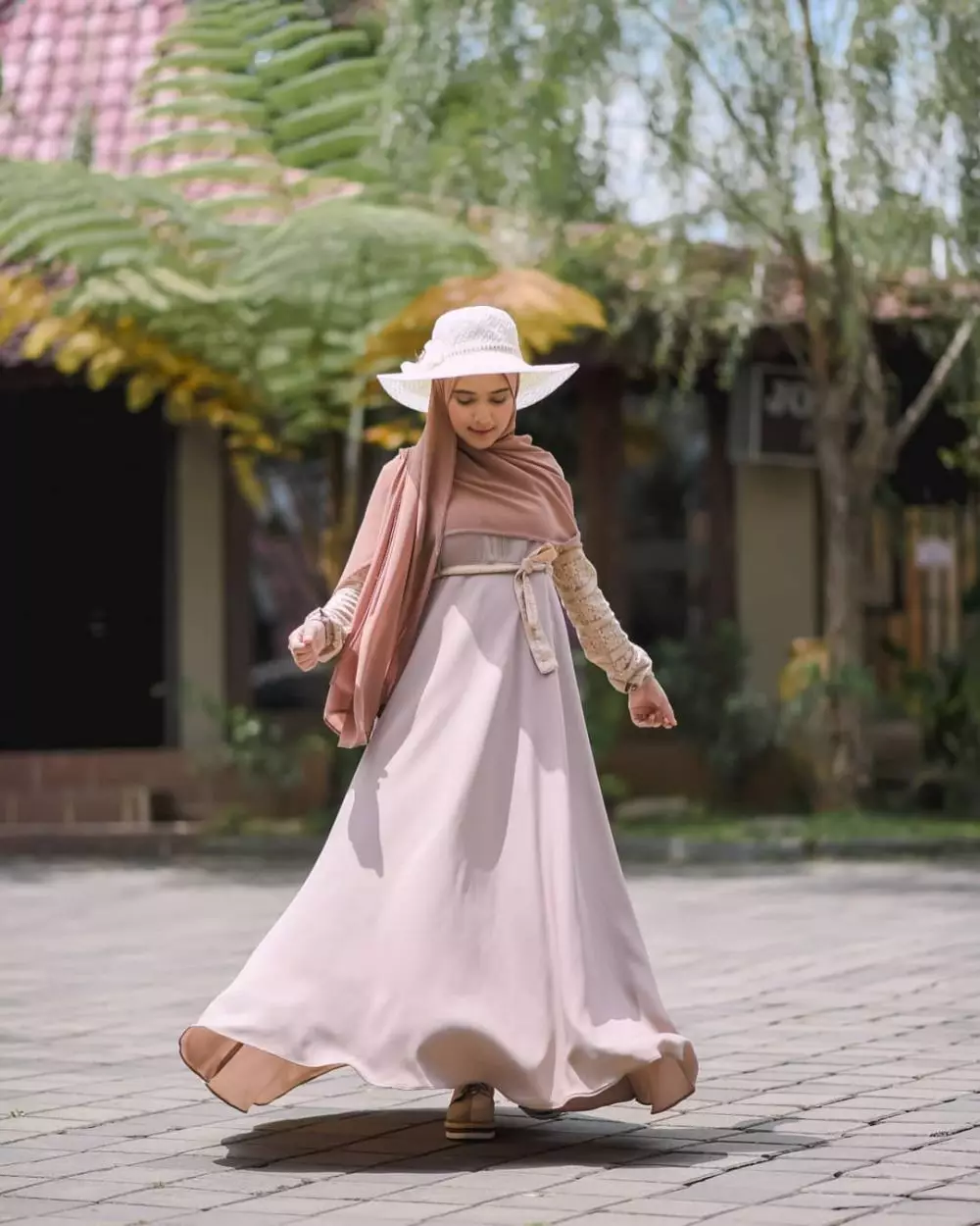 Beda gaya Lesty Kejora dan Nadya Mustika dengan gamis © Instagram