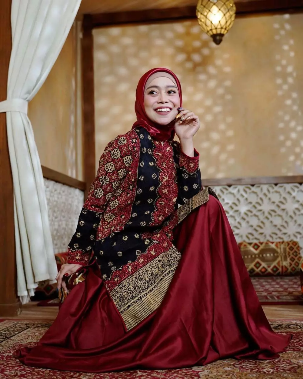 Beda gaya Lesty Kejora dan Nadya Mustika dengan gamis © Instagram