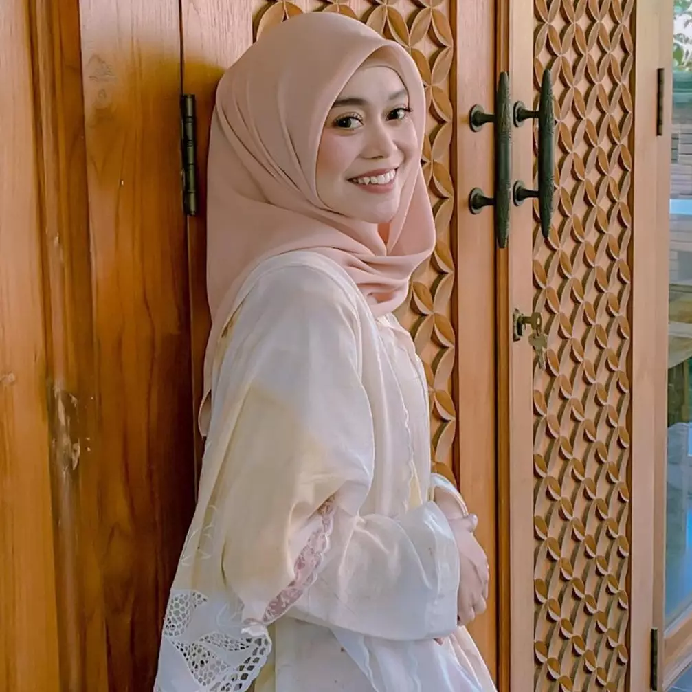 10 Beda gaya Lesty Kejora dan Nadya Mustika pakai gamis, tampil modis