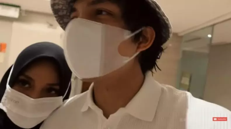 Momen selebriti cek kandungan © berbagai sumber