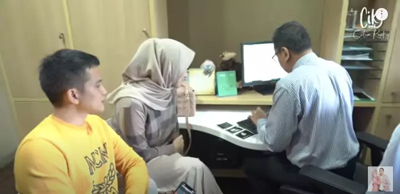 Momen selebriti cek kandungan © berbagai sumber