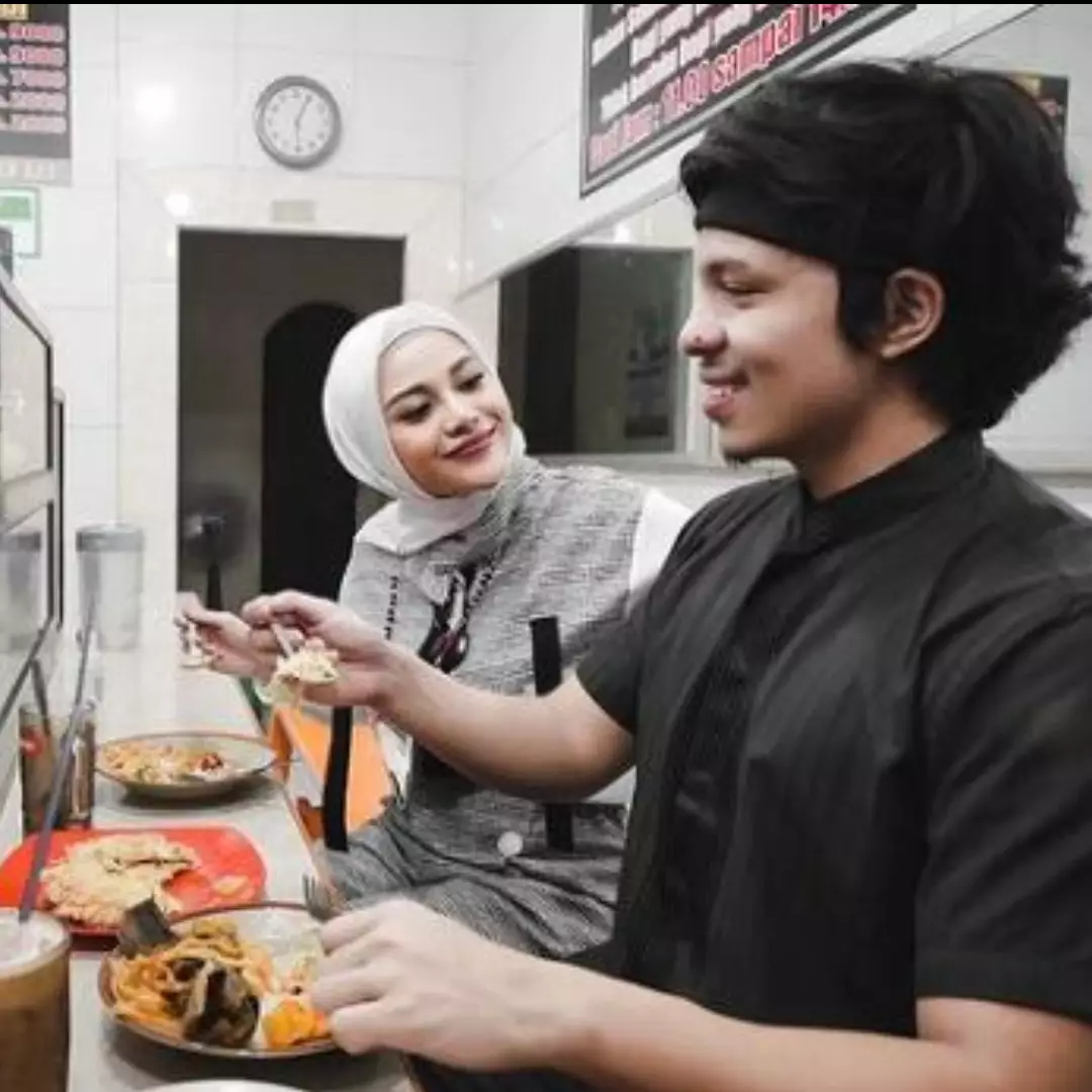 Momen 10 seleb cek kandungan ditemani suami, sweet banget