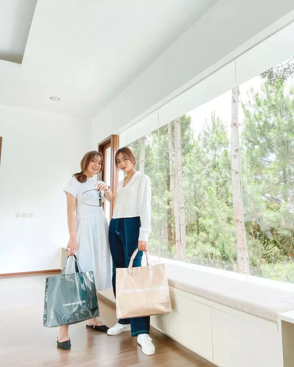 Beda gaya outfit keseharian seleb kembar © 2021 brilio.net Beda gaya outfit keseharian seleb kembar © 2021 brilio.net