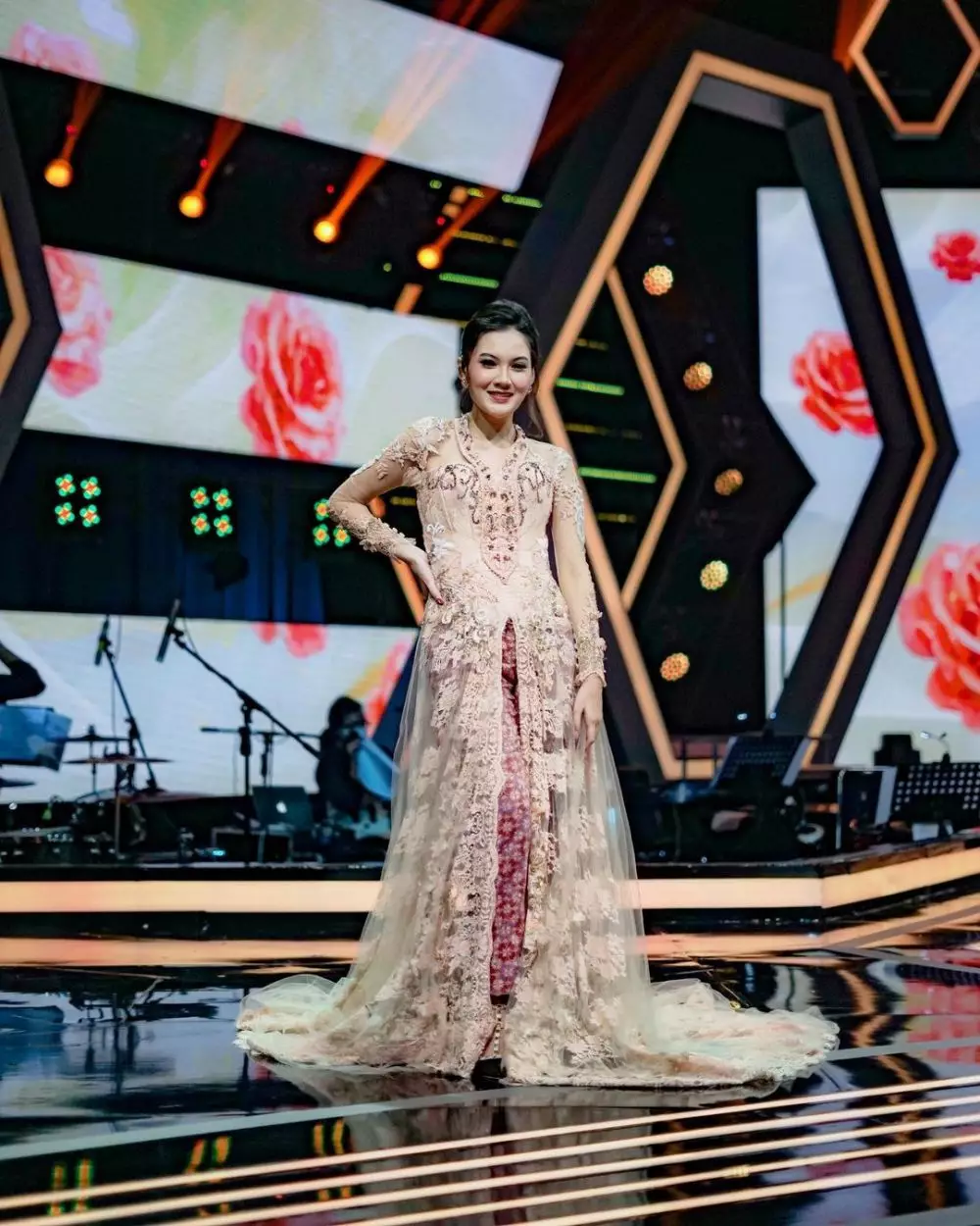 Nella & Happy pakai kebaya © 2021 berbagai sumber