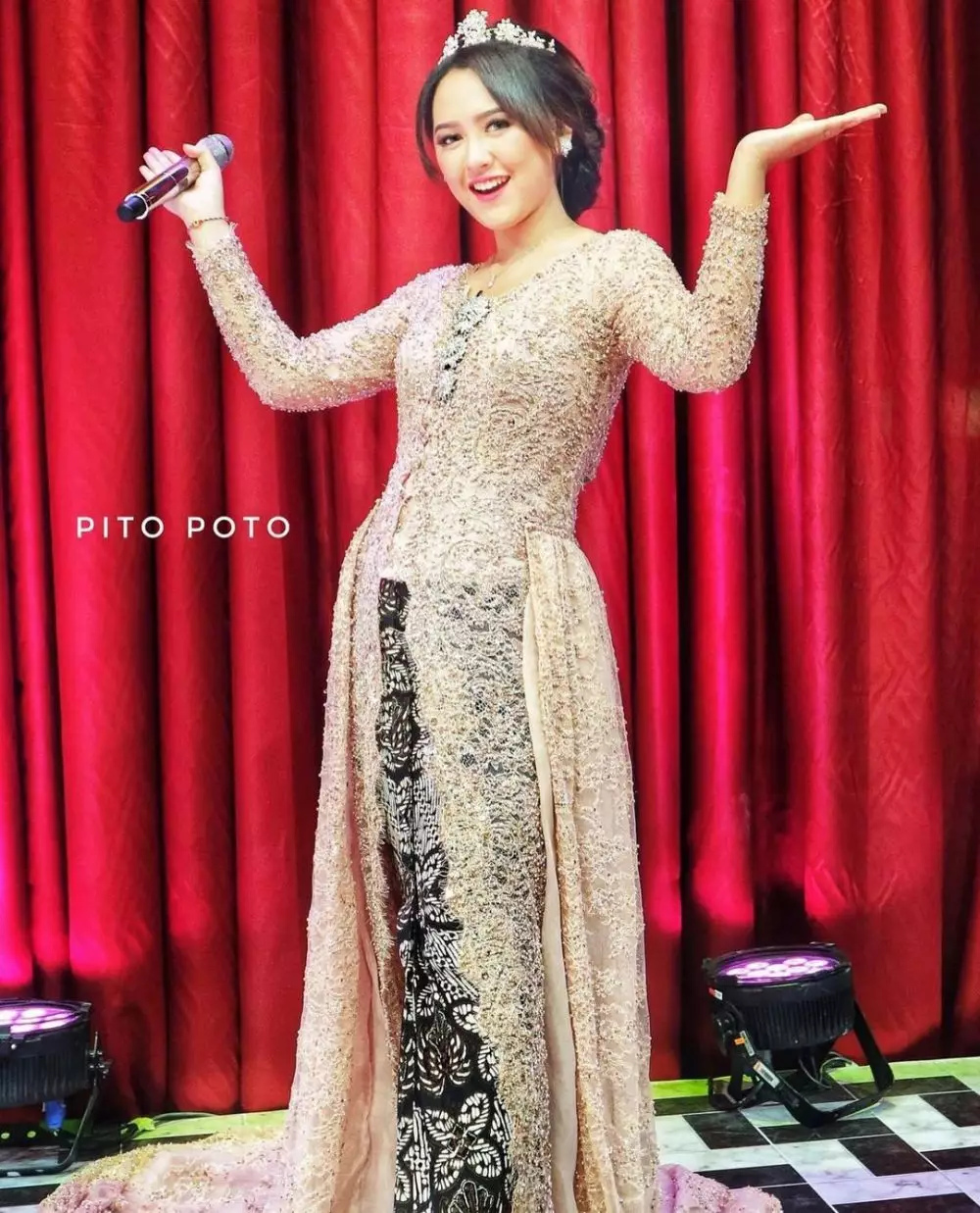 Nella & Happy pakai kebaya © 2021 berbagai sumber