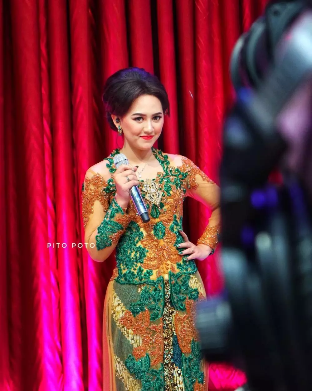 Nella & Happy pakai kebaya © 2021 berbagai sumber