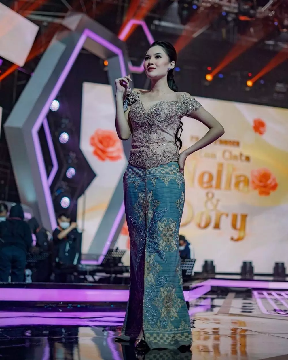 Nella & Happy pakai kebaya © 2021 berbagai sumber