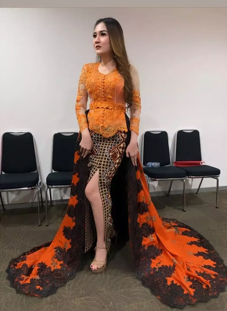 Nella & Happy pakai kebaya © 2021 berbagai sumber