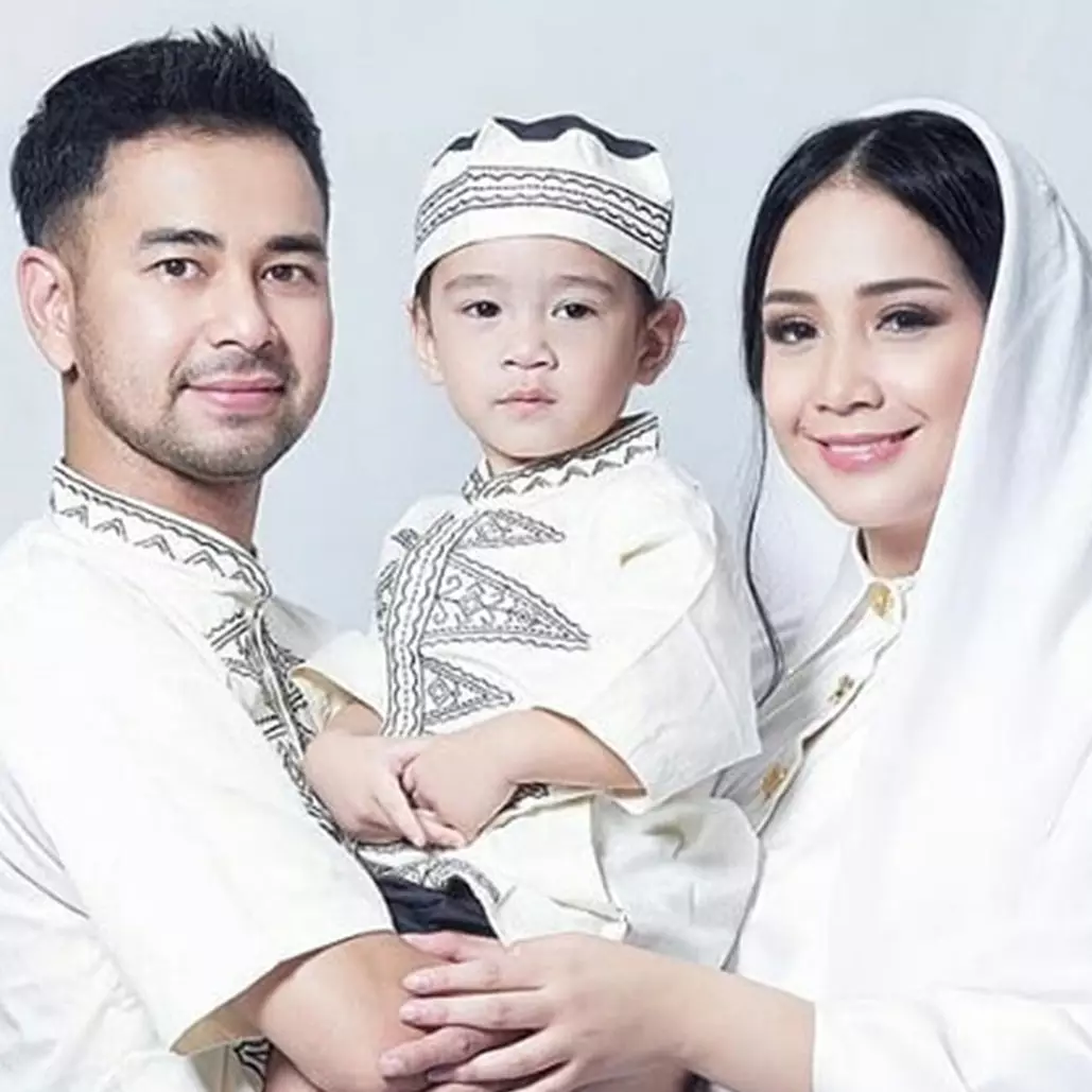 10 Potret seragam keluarga Raffi Ahmad saat Lebaran, jadi inspirasi