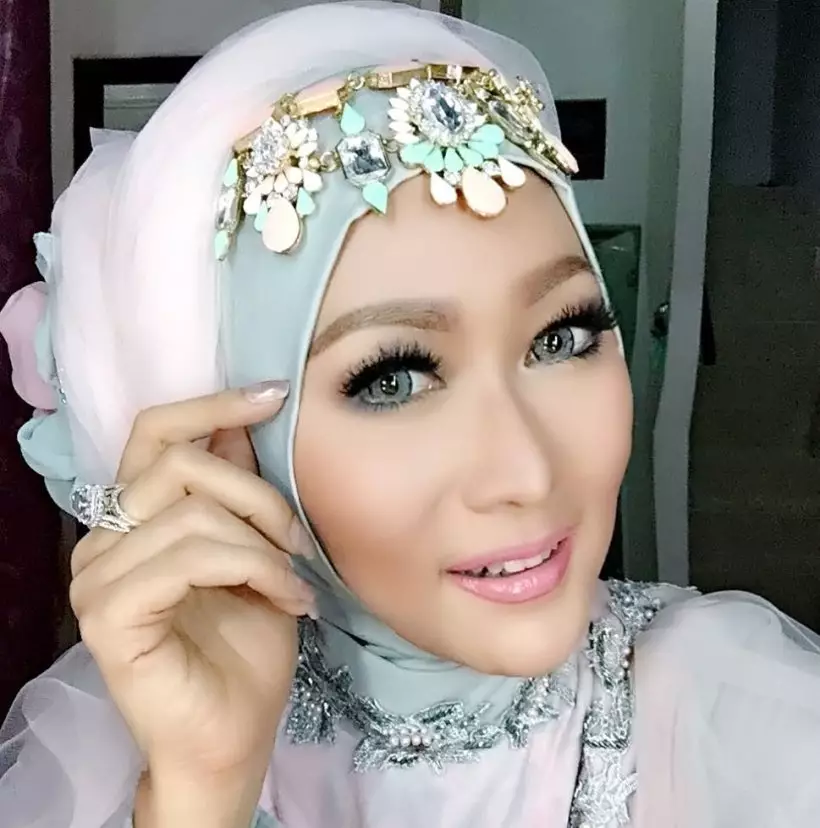 penyanyi saat kenakan hijab © 2021 brilio.net