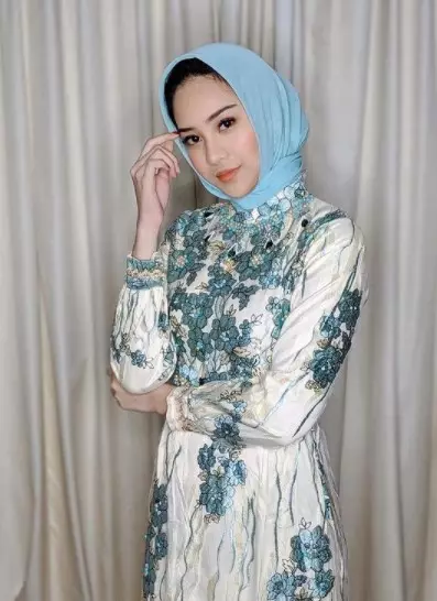 Potret Anya Geraldine dengan busana muslim © Instagram/@anyageraldine Potret Anya Geraldine dengan busana muslim © Instagram/@anyageraldine