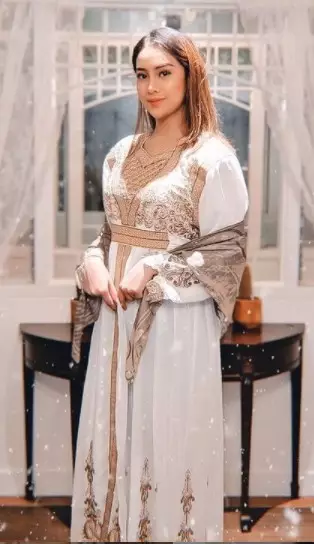 Potret Anya Geraldine dengan busana muslim © Instagram/@anyageraldine Potret Anya Geraldine dengan busana muslim © Instagram/@anyageraldine