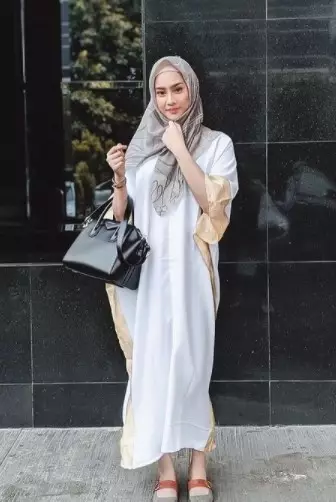 Potret Anya Geraldine dengan busana muslim © Instagram/@anyageraldine Potret Anya Geraldine dengan busana muslim © Instagram/@anyageraldine