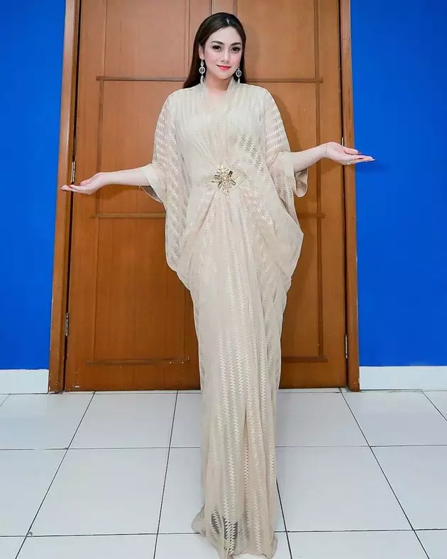 pesinetron pakai kaftan © instagram