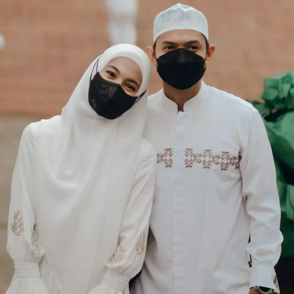 Potret pasangan seleb dengan busana muslim © Instagram