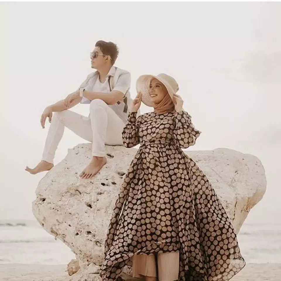 Potret 8 pasang seleb dengan busana muslim, Arya Saloka cool abis