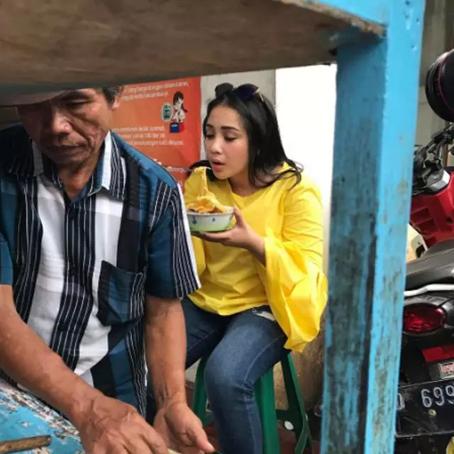 Nagita makan di warung kaki lima © 2021 brilio.net Nagita makan di warung kaki lima © 2021 brilio.net