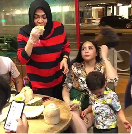 Nagita makan di warung kaki lima © 2021 brilio.net Nagita makan di warung kaki lima © 2021 brilio.net