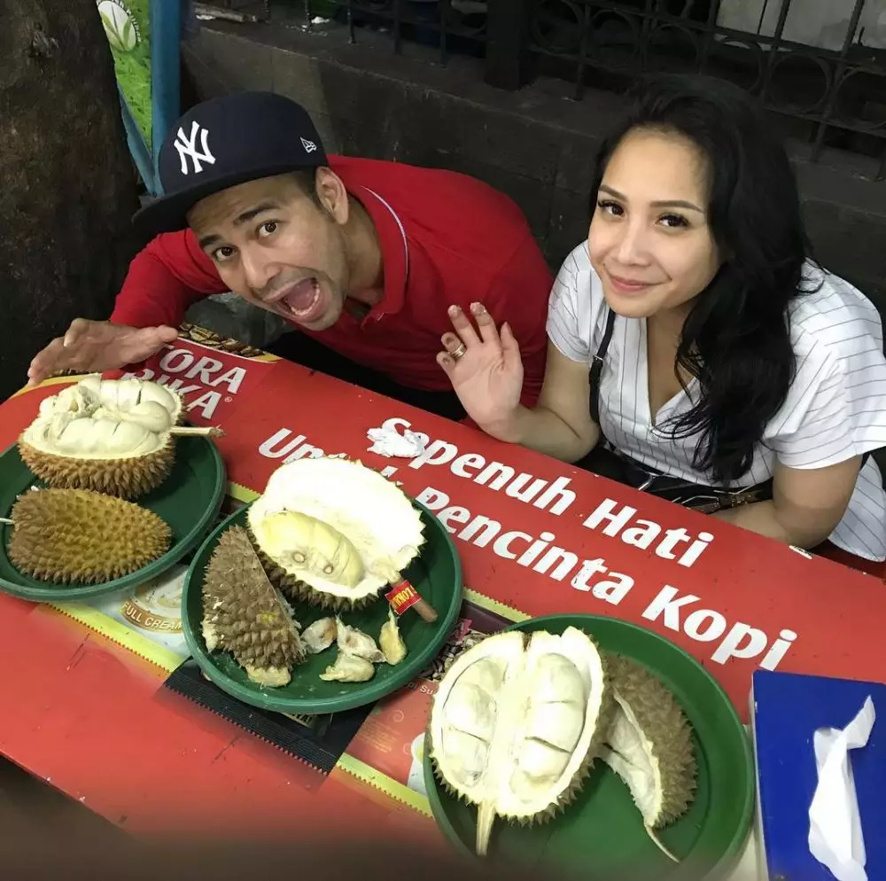 Nagita makan di warung kaki lima © 2021 brilio.net Nagita makan di warung kaki lima © 2021 brilio.net