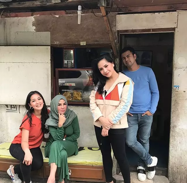 Nagita makan di warung kaki lima © 2021 brilio.net Nagita makan di warung kaki lima © 2021 brilio.net