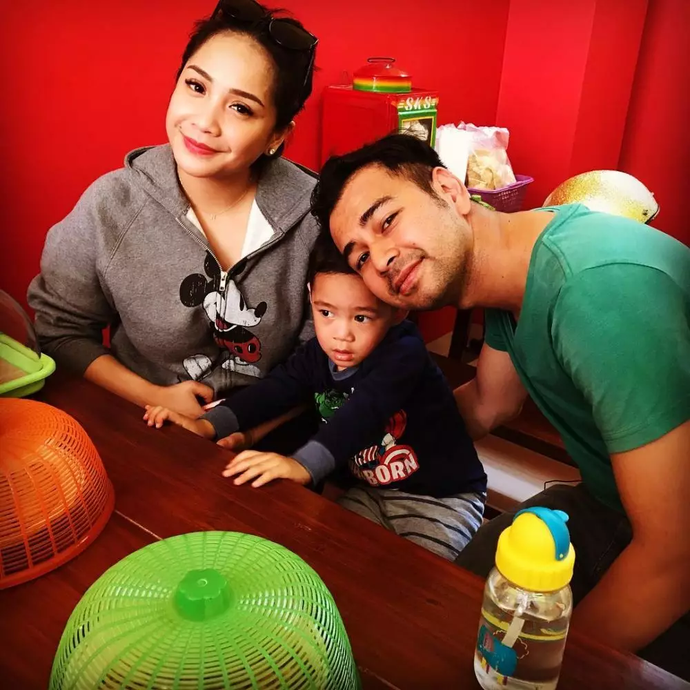 Nagita makan di warung kaki lima © 2021 brilio.net Nagita makan di warung kaki lima © 2021 brilio.net