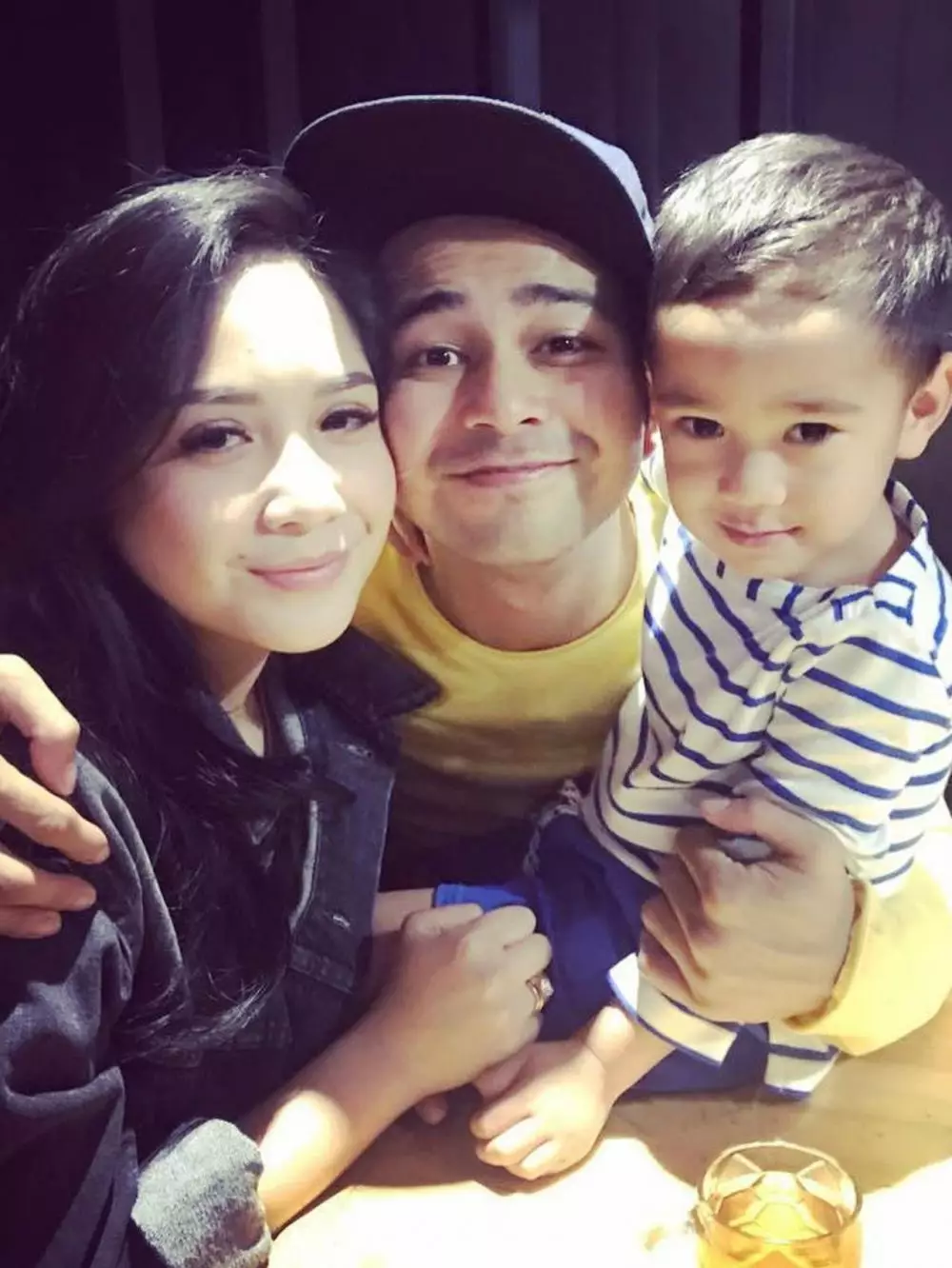 Nagita makan di warung kaki lima © 2021 brilio.net Nagita makan di warung kaki lima © 2021 brilio.net