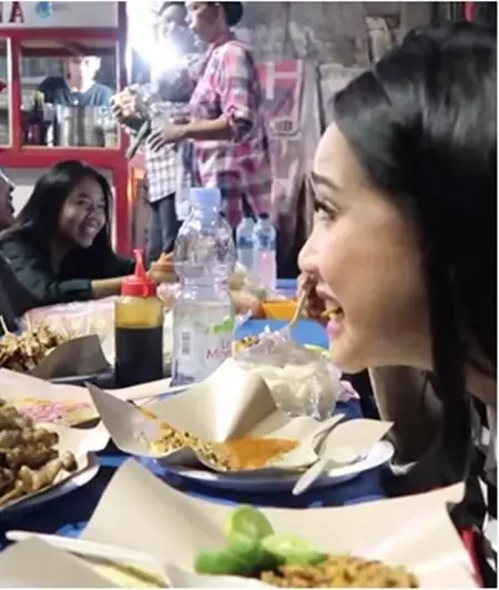 Nagita makan di warung kaki lima © 2021 brilio.net Nagita makan di warung kaki lima © 2021 brilio.net