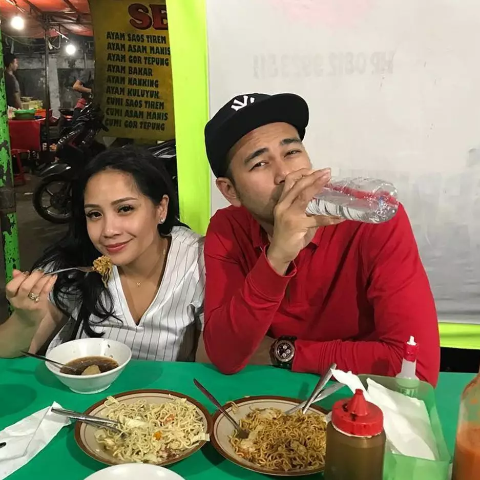 8 Potret Nagita Slavina makan di warung kaki lima, tuai pujian