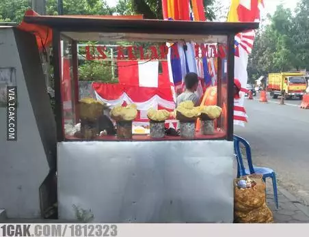 penjual buah promosikan dagangan © berbagai sumber penjual buah promosikan dagangan © berbagai sumber