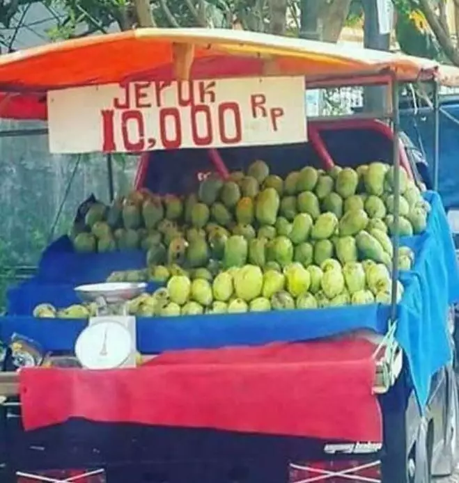 penjual buah promosikan dagangan © berbagai sumber penjual buah promosikan dagangan © berbagai sumber