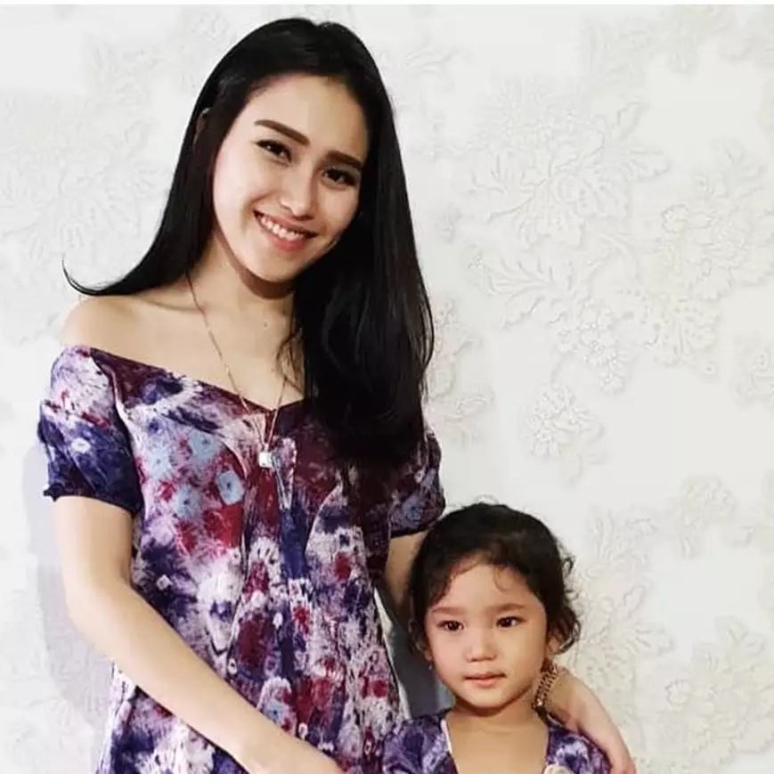 8 Potret baju Lebaran Ayu Ting Ting dari tahun ke tahun, memesona