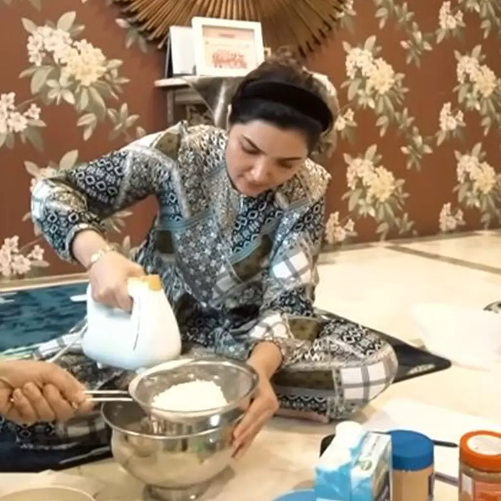 Potret seru 6 seleb cantik masak kue Lebaran, bikin ngiler!