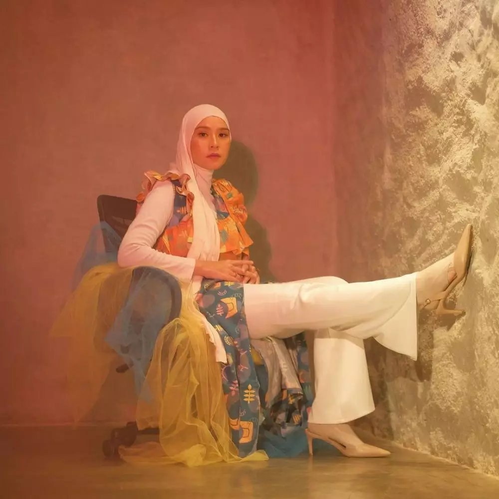 Outfit seleb berhijab bertema colorful © Instagram Outfit seleb berhijab bertema colorful © Instagram