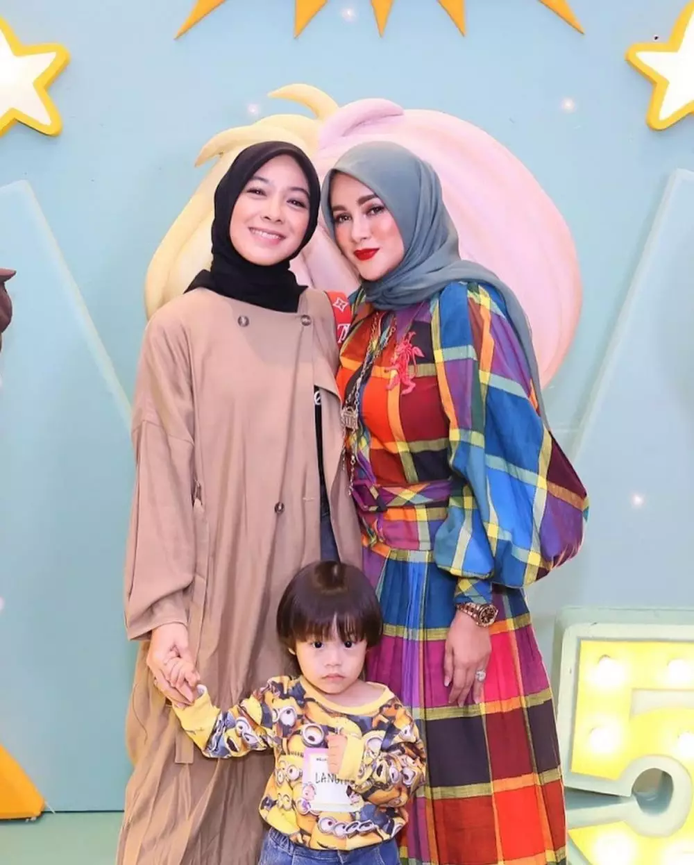 Outfit seleb berhijab bertema colorful © Instagram Outfit seleb berhijab bertema colorful © Instagram