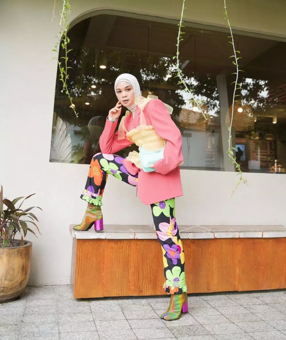 Outfit seleb berhijab bertema colorful © Instagram Outfit seleb berhijab bertema colorful © Instagram