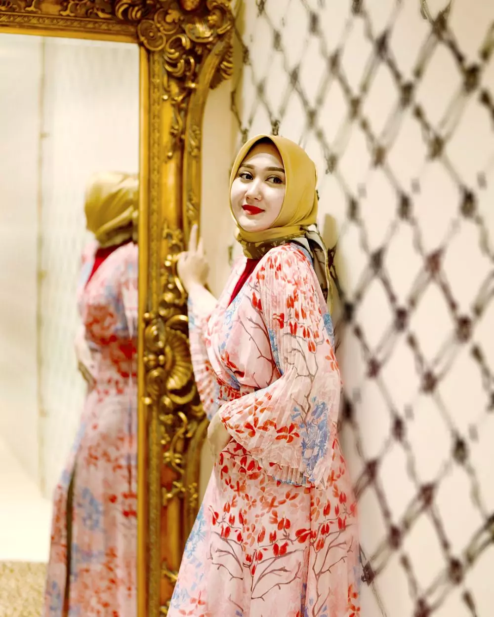 Outfit seleb berhijab bertema colorful © Instagram Outfit seleb berhijab bertema colorful © Instagram