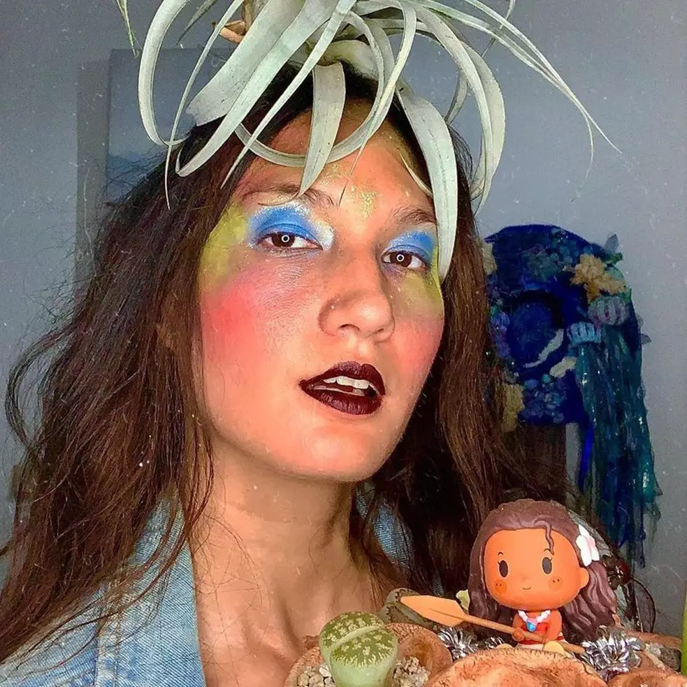 Biasa natural, intip 8 pesona Nadine Chandrawinata bermakeup cetar