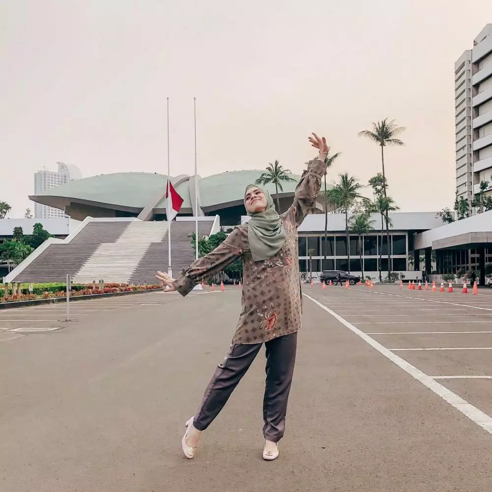 Gaya outfit Nycta Gina di keseharian © Instagramm/@missnyctagina