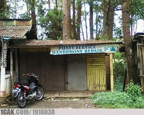 Spanduk dan papan tukang servis © berbagai sumber Spanduk dan papan tukang servis © berbagai sumber