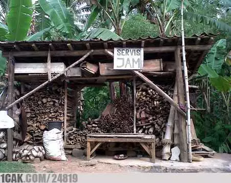 Spanduk dan papan tukang servis © berbagai sumber Spanduk dan papan tukang servis © berbagai sumber