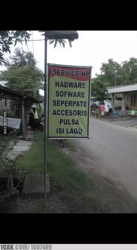 Spanduk dan papan tukang servis © berbagai sumber Spanduk dan papan tukang servis © berbagai sumber
