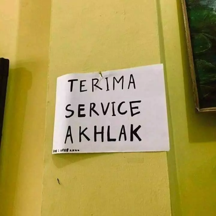 Spanduk dan papan tukang servis © berbagai sumber Spanduk dan papan tukang servis © berbagai sumber