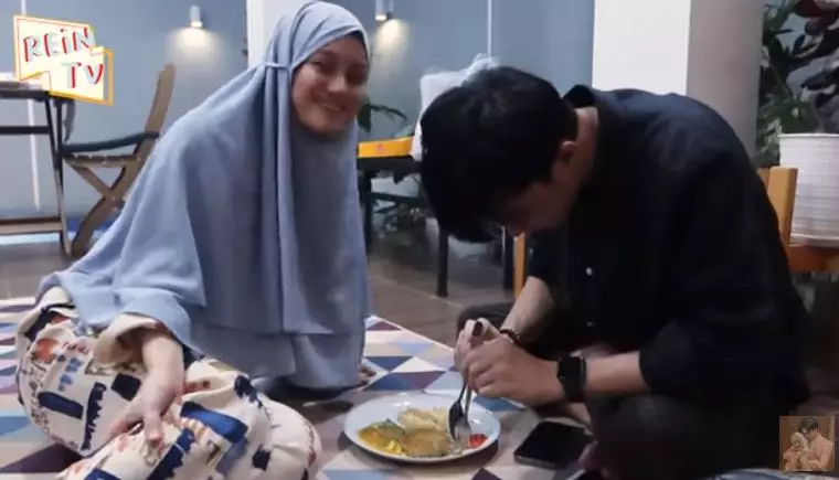 momen Dinda Hauw masak © YouTube/Rein TV momen Dinda Hauw masak © YouTube/Rein TV