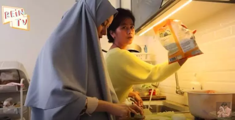 momen Dinda Hauw masak © YouTube/Rein TV momen Dinda Hauw masak © YouTube/Rein TV