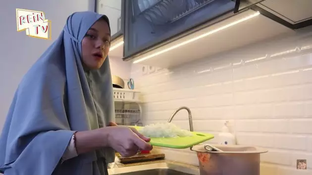 momen Dinda Hauw masak © YouTube/Rein TV momen Dinda Hauw masak © YouTube/Rein TV